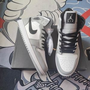 AJ1 MID Light Smoke Grey